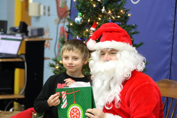 Dale Pelletier visits with Santa at an Eagle Lake Elementary School Christmas party, Thursday, Dec. 22, 2016, sponsored by the Eagle Lake PTA. (Don Eno | SJVT/FhF)